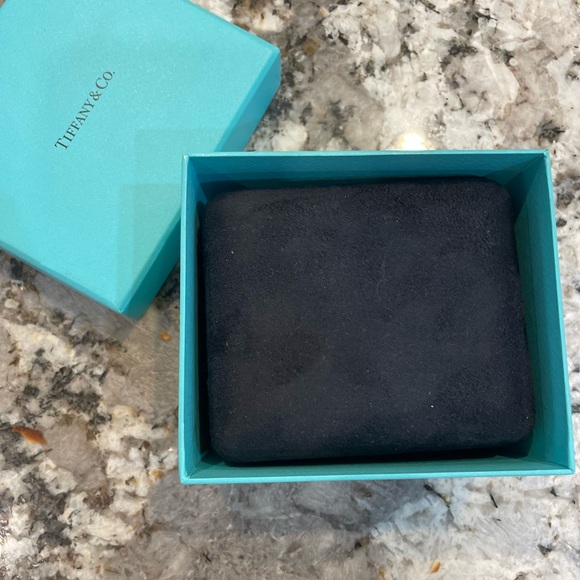 T Wire Bracelet in gold - Picture 6 of 8